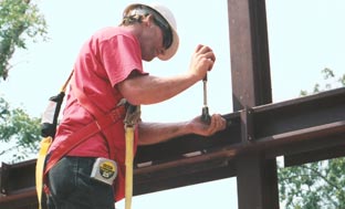 A steel erector bolting a Kodiak Steel Homes frame
